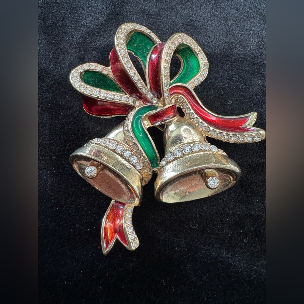 Retired Avon Christmas brooch